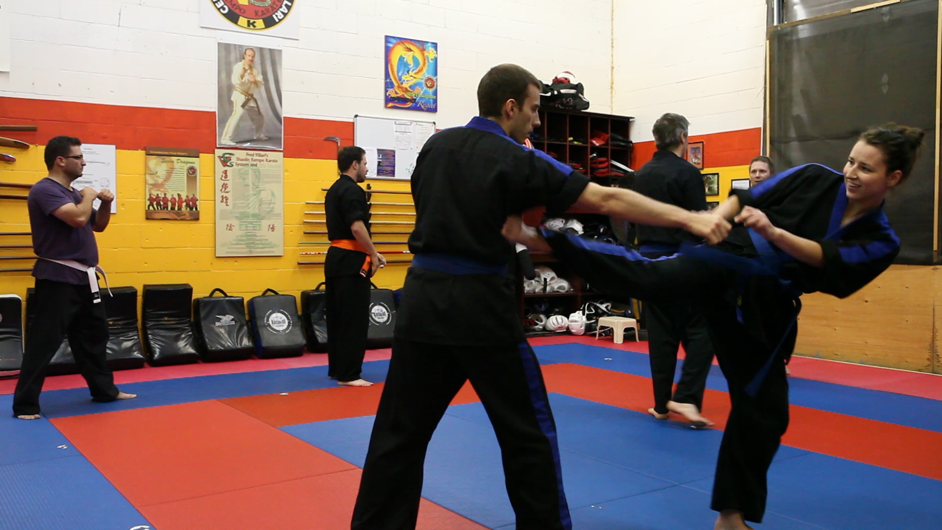 Shaolin kempo karaté adultes avec une technique de coups de pied défensif.
